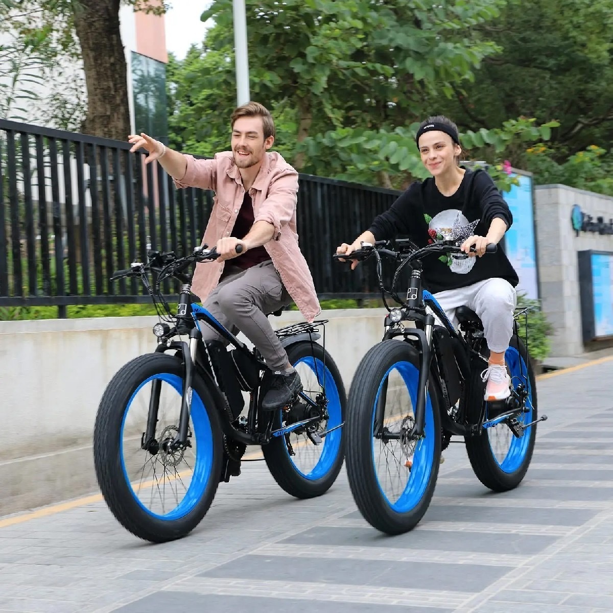 Wide tire electric bike with 1000W 48V/17.5Ah removable battery 31MPH