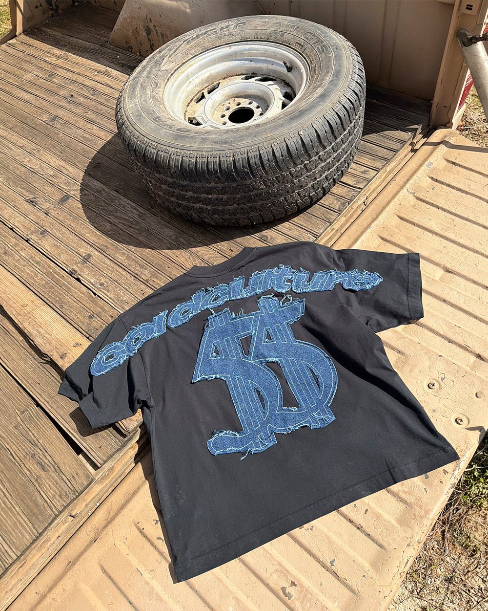 DISTRESSED DOLLAR TEE BLACK