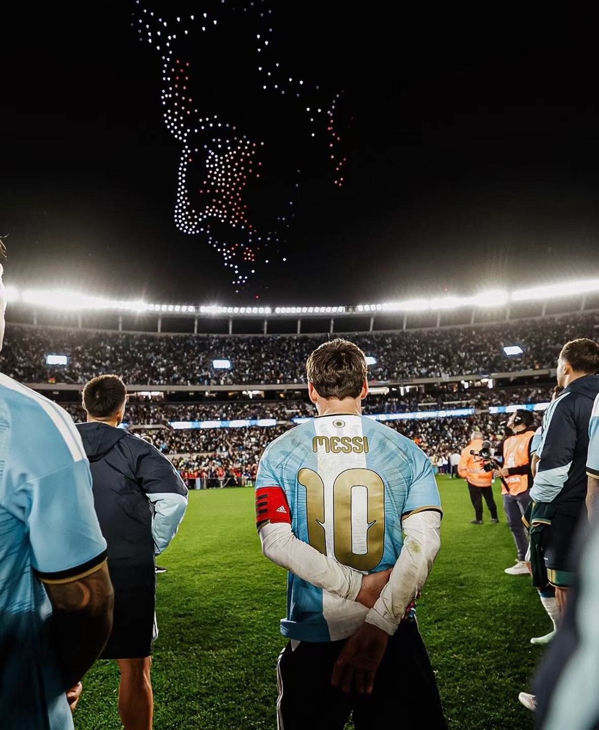 Messi watches the drone tribute above the Monumental
