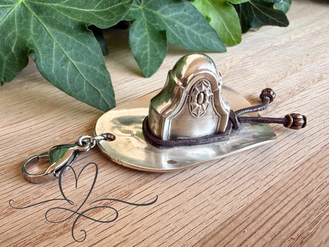 🎉✨Handmade-Vintage Cowboy Hat Pendant