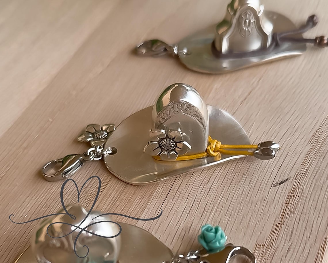 🎉✨Handmade-Vintage Cowboy Hat Pendant