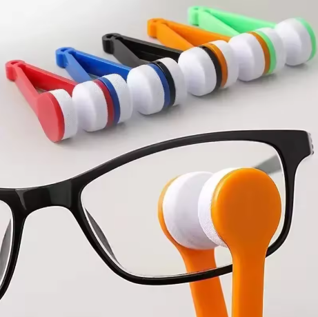 🔥Last Day Sale - 49% OFF🎁Portable Clip-On Glasses Cleaner