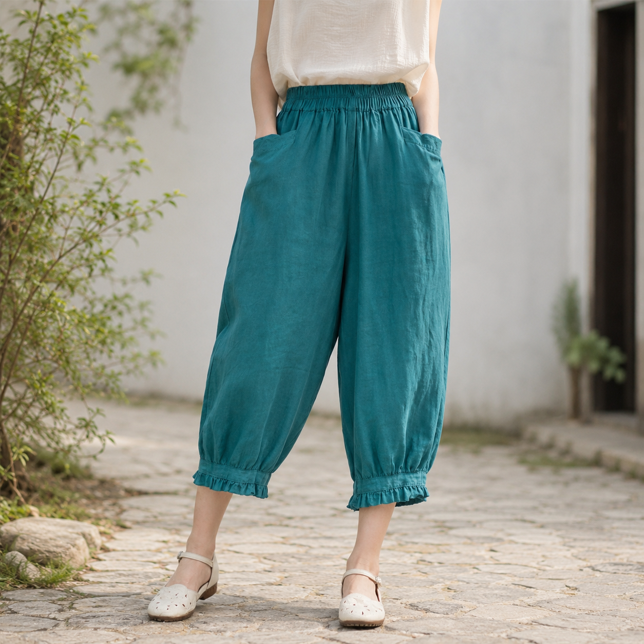 🌿 Luftige 7/8-Pumphose mit elastischem Bund, praktischen Taschen und verspieltem Rüschensaum – bequem, locker und stilvoll durch den Sommer ✨
