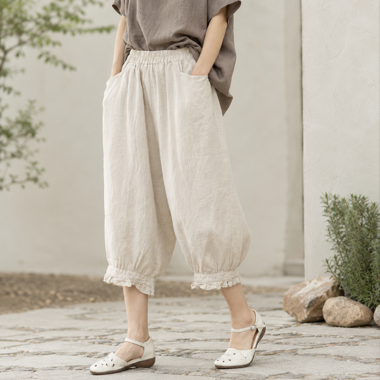 🌿 Luftige 7/8-Pumphose mit elastischem Bund, praktischen Taschen und verspieltem Rüschensaum – bequem, locker und stilvoll durch den Sommer ✨