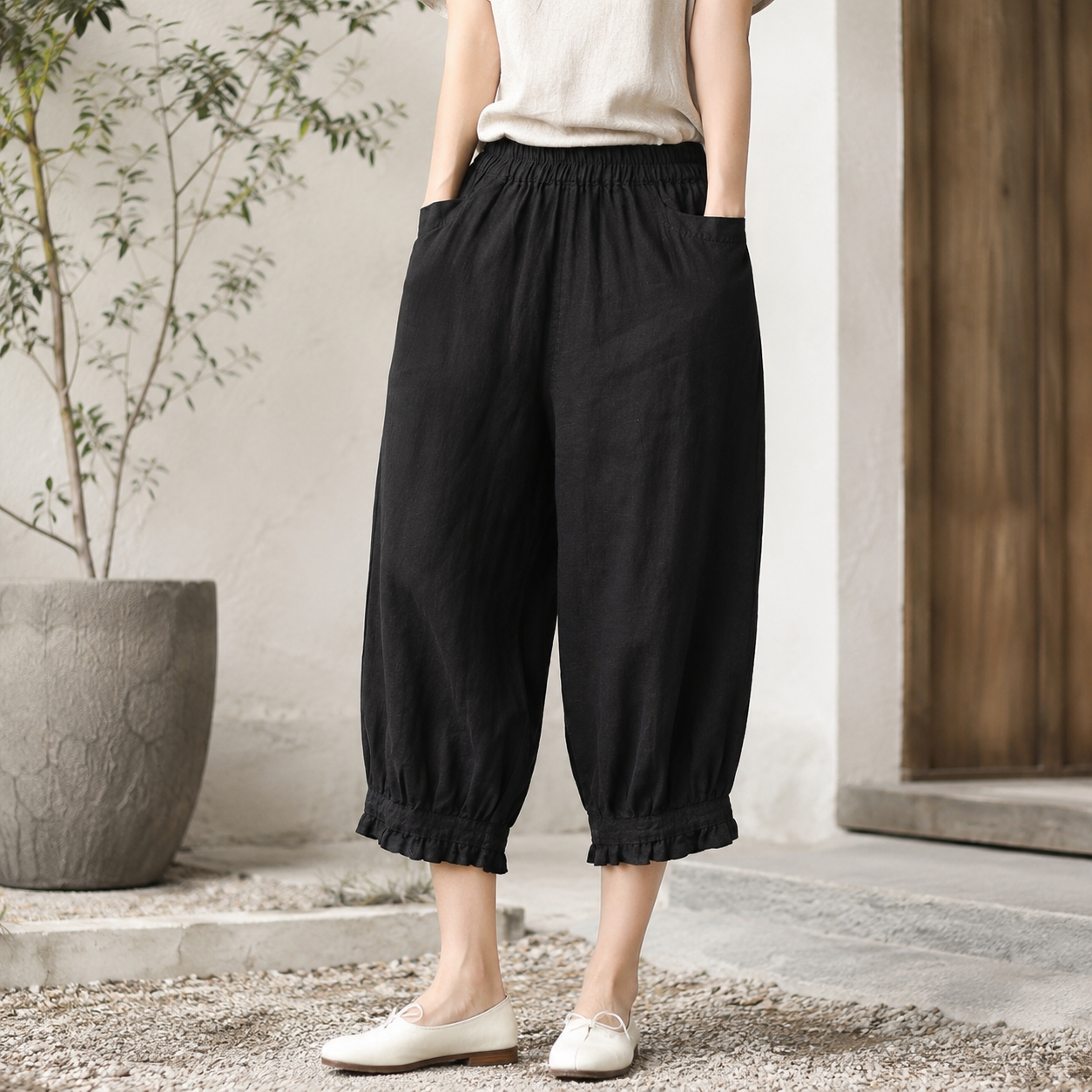 🌿 Luftige 7/8-Pumphose mit elastischem Bund, praktischen Taschen und verspieltem Rüschensaum – bequem, locker und stilvoll durch den Sommer ✨