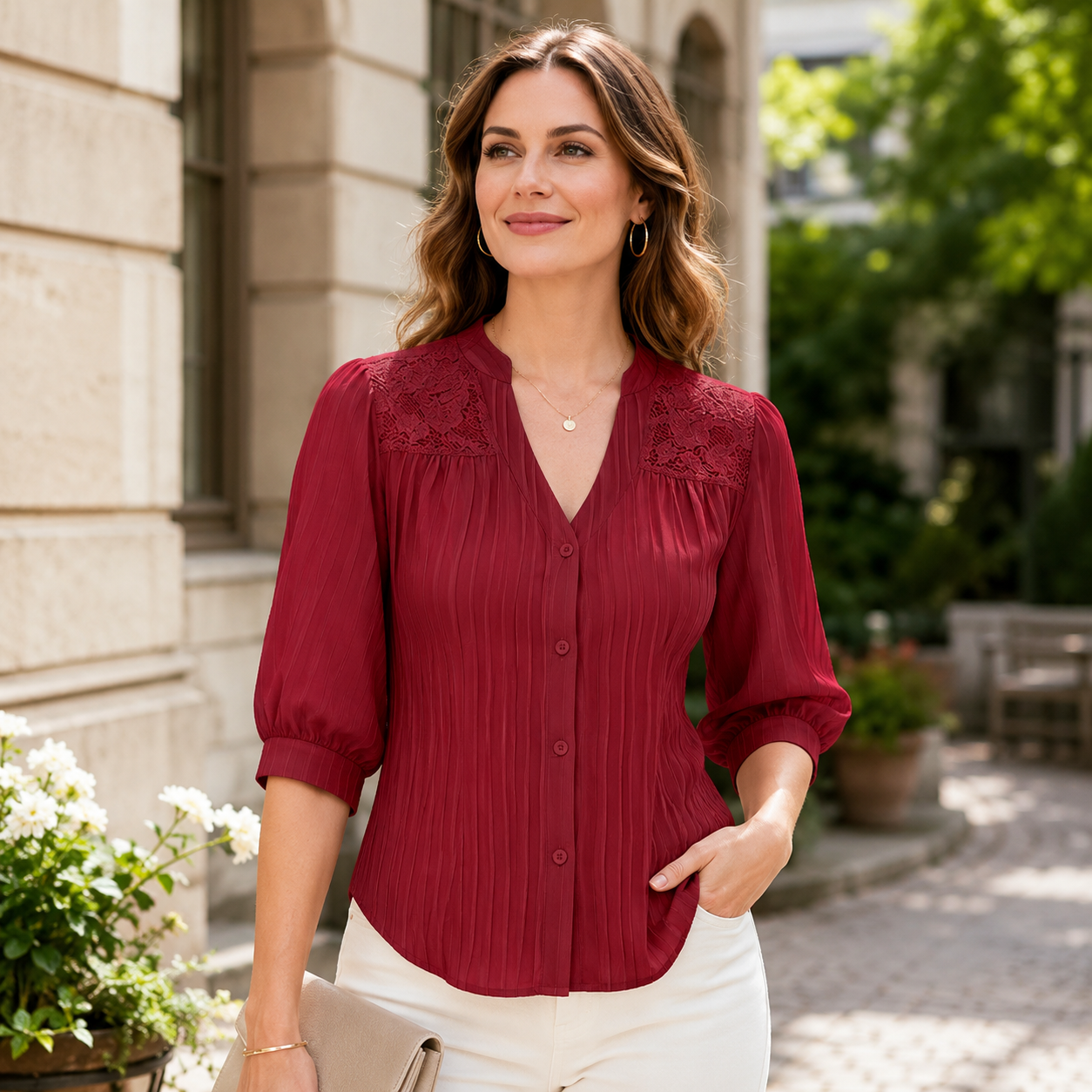 ✨ Feminine Leichtigkeit trifft feine Spitze – elegante Plissee-Bluse mit Knopfleiste