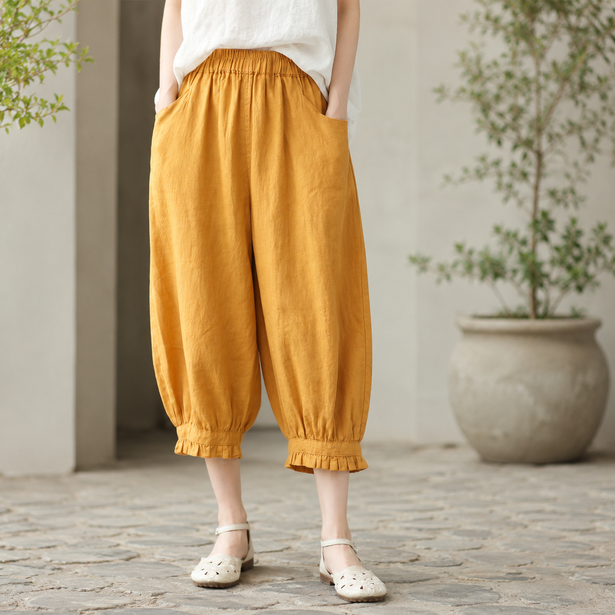 🌿 Luftige 7/8-Pumphose mit elastischem Bund, praktischen Taschen und verspieltem Rüschensaum – bequem, locker und stilvoll durch den Sommer ✨
