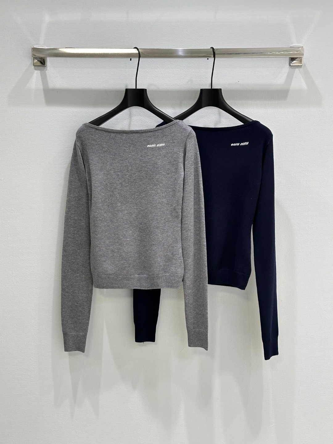 MIU25SS Logo Cashmere One Shoulder Long Sleeve Top