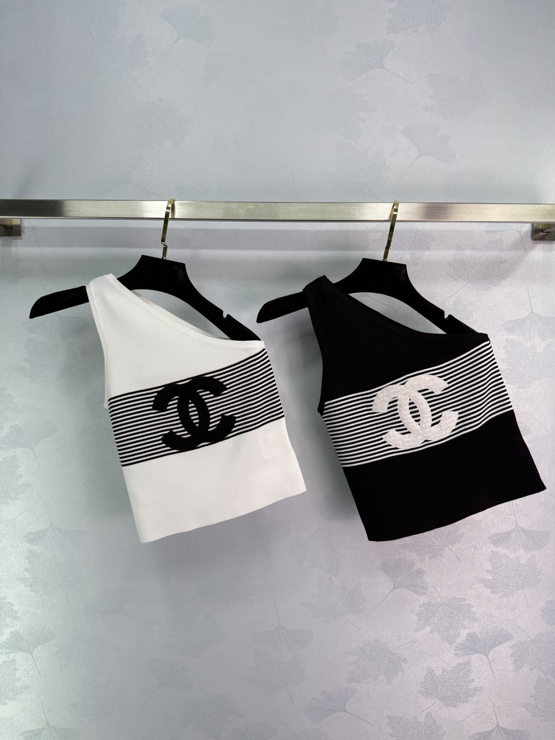 CHANE25SS Striped Knit Vest