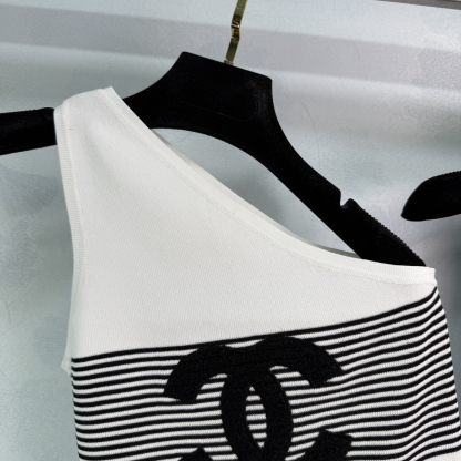 CHANE25SS Striped Knit Vest