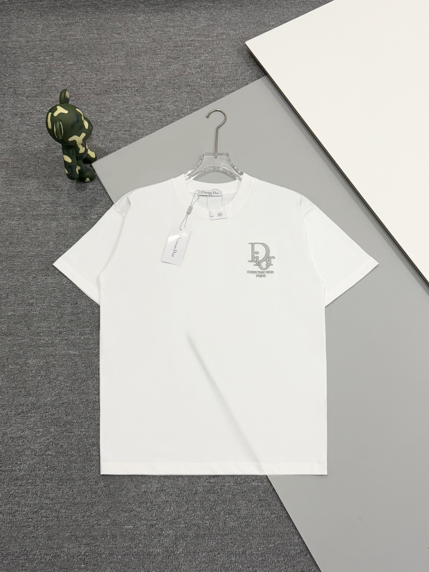 DD Embroidered large logo T-shirt on the back