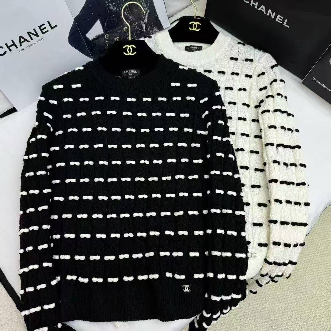 CC 25Autumn and winter collection embellished with bow tie sweater