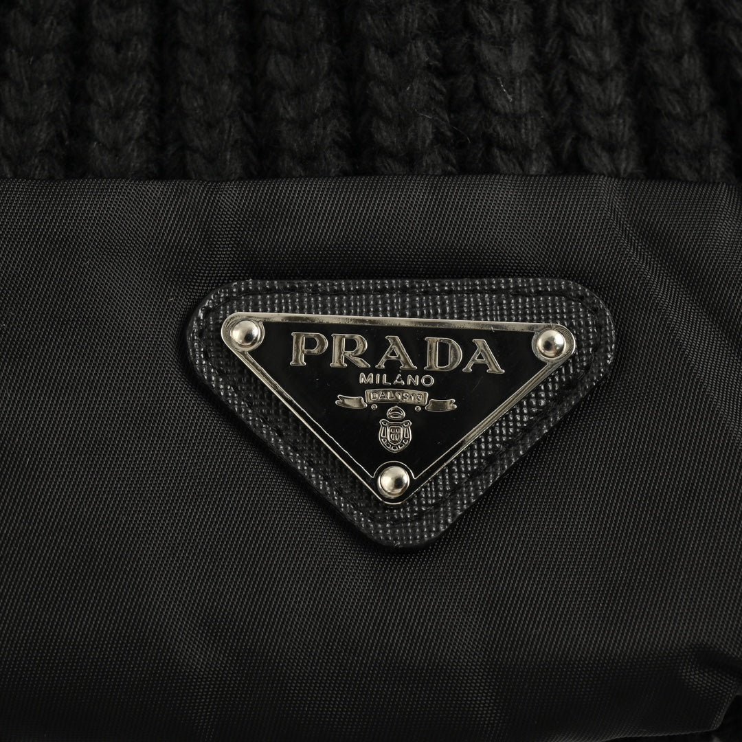 Pr Classic Black Knitted Hat