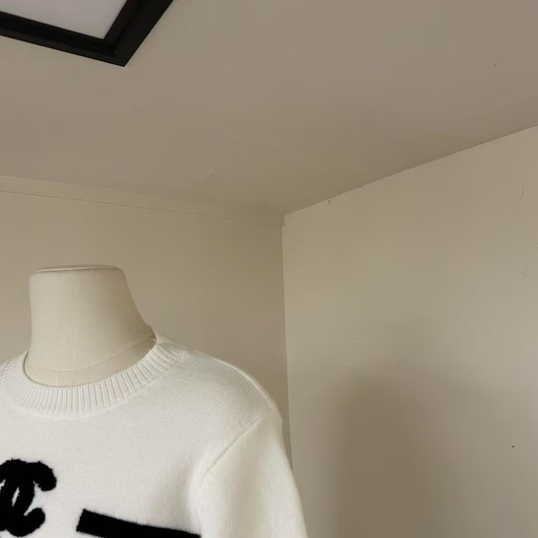 CC Classic embroidered LOGO sweater in black and white
