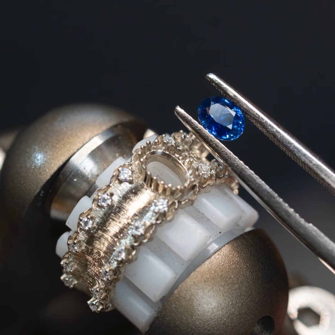 Blue Sapphire Oval Cut Brushed Platinum Band