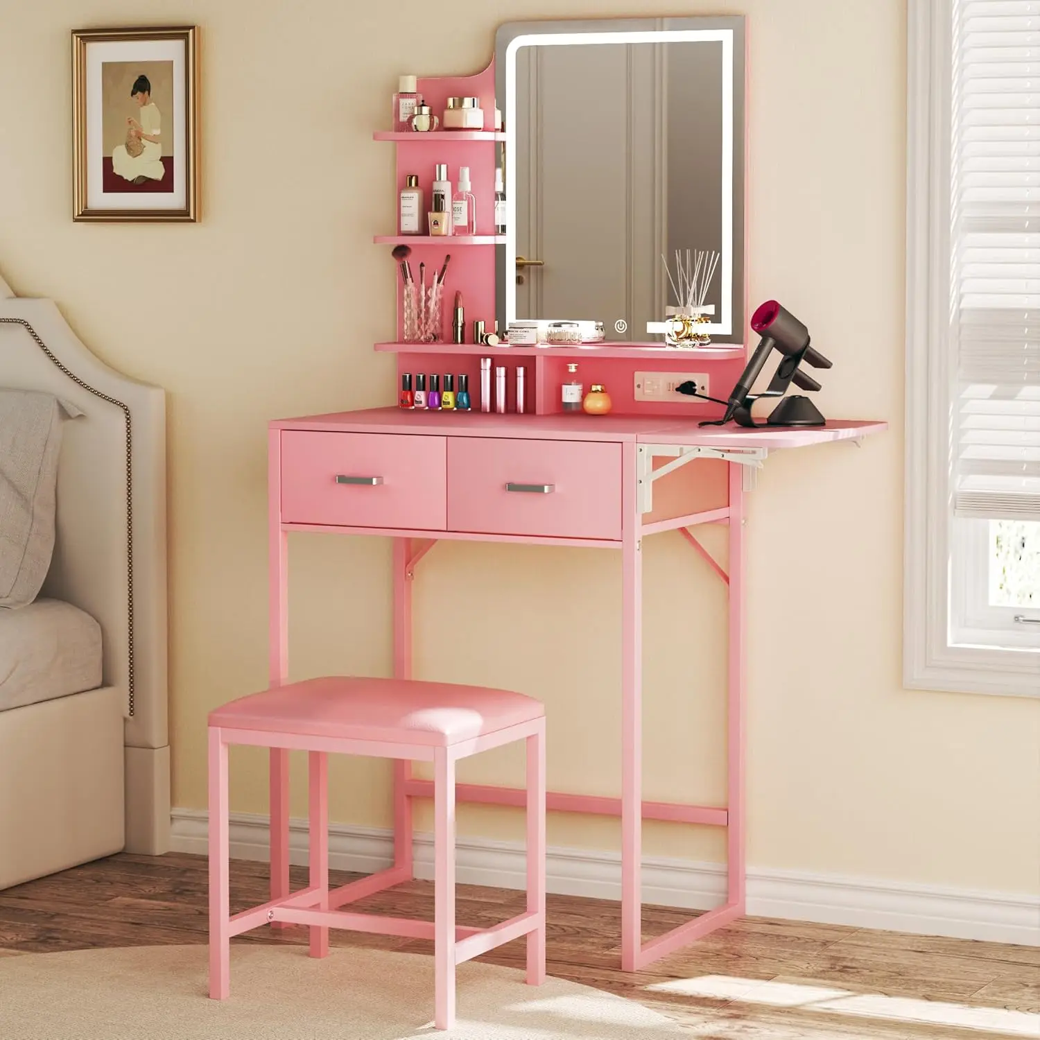 Tocador de maquillaje con espejo y luces, tocador compacto con cajón de almacenamiento de tela, silla y estantes; tocador rosa con panel abatible y toma de corriente para dormitorio.
