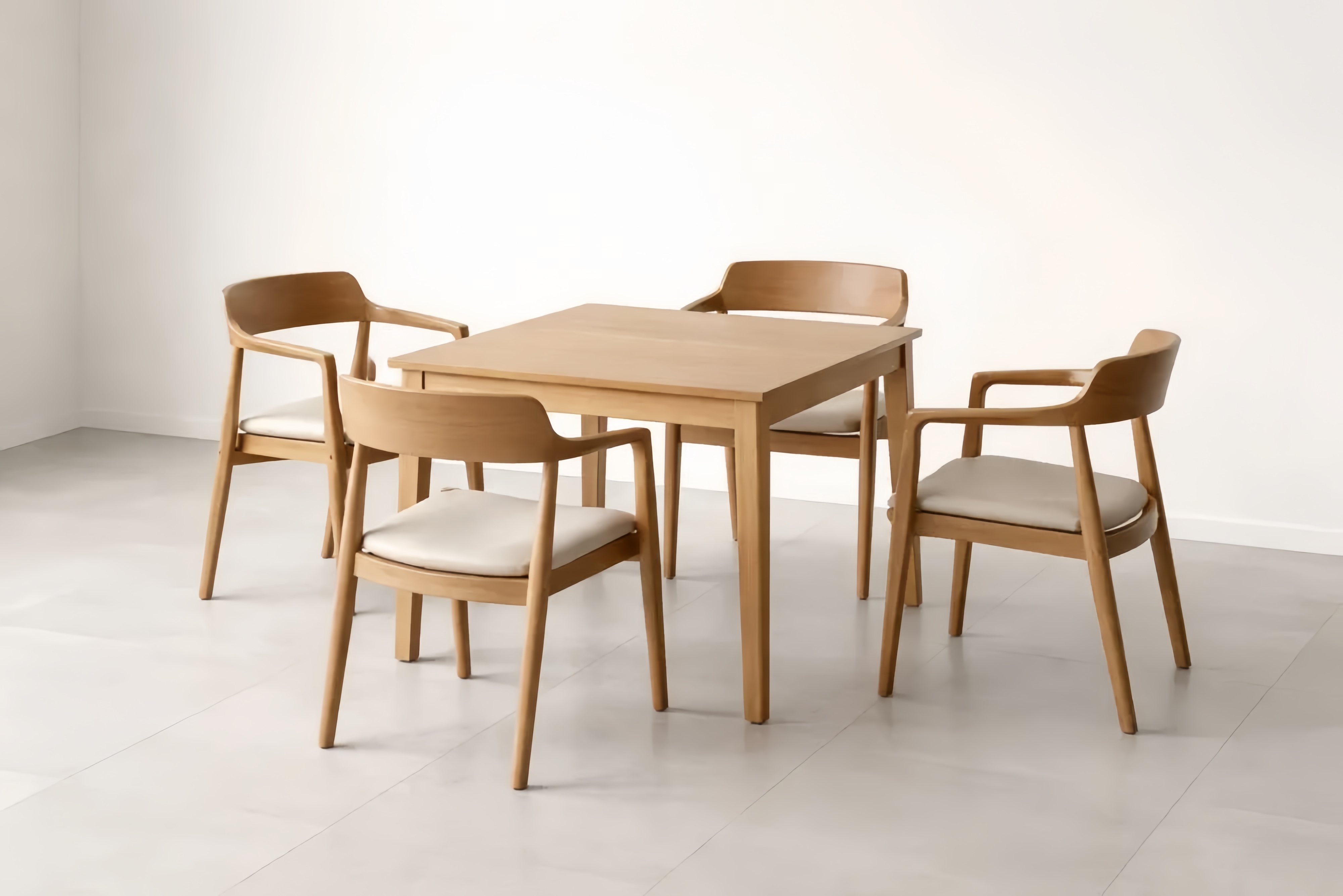 Esstisch- und Stuhlset aus Holz mit Polsterung Natur