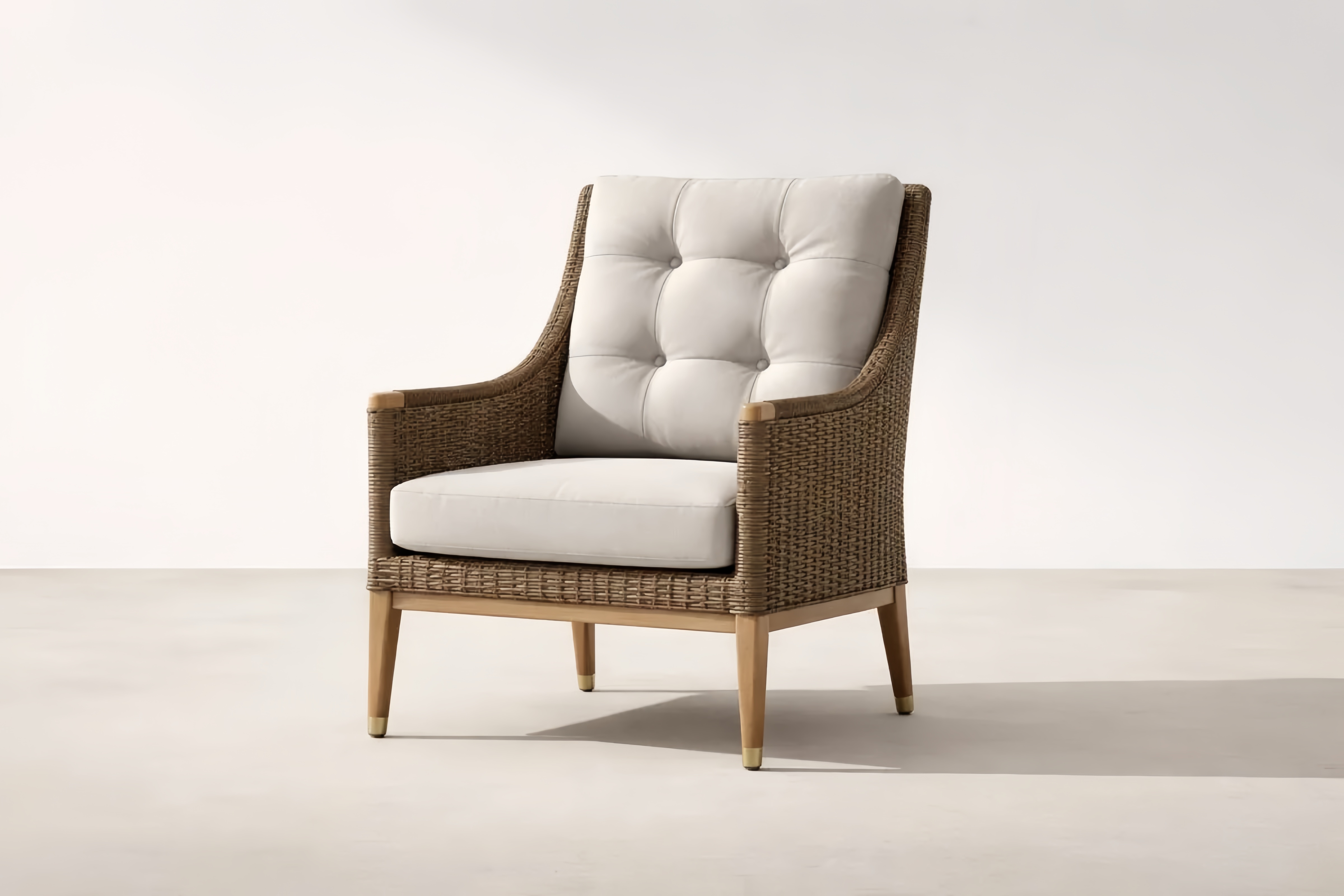 Rattanstuhl mit hellgrauem Polster und Teakholzbeinen