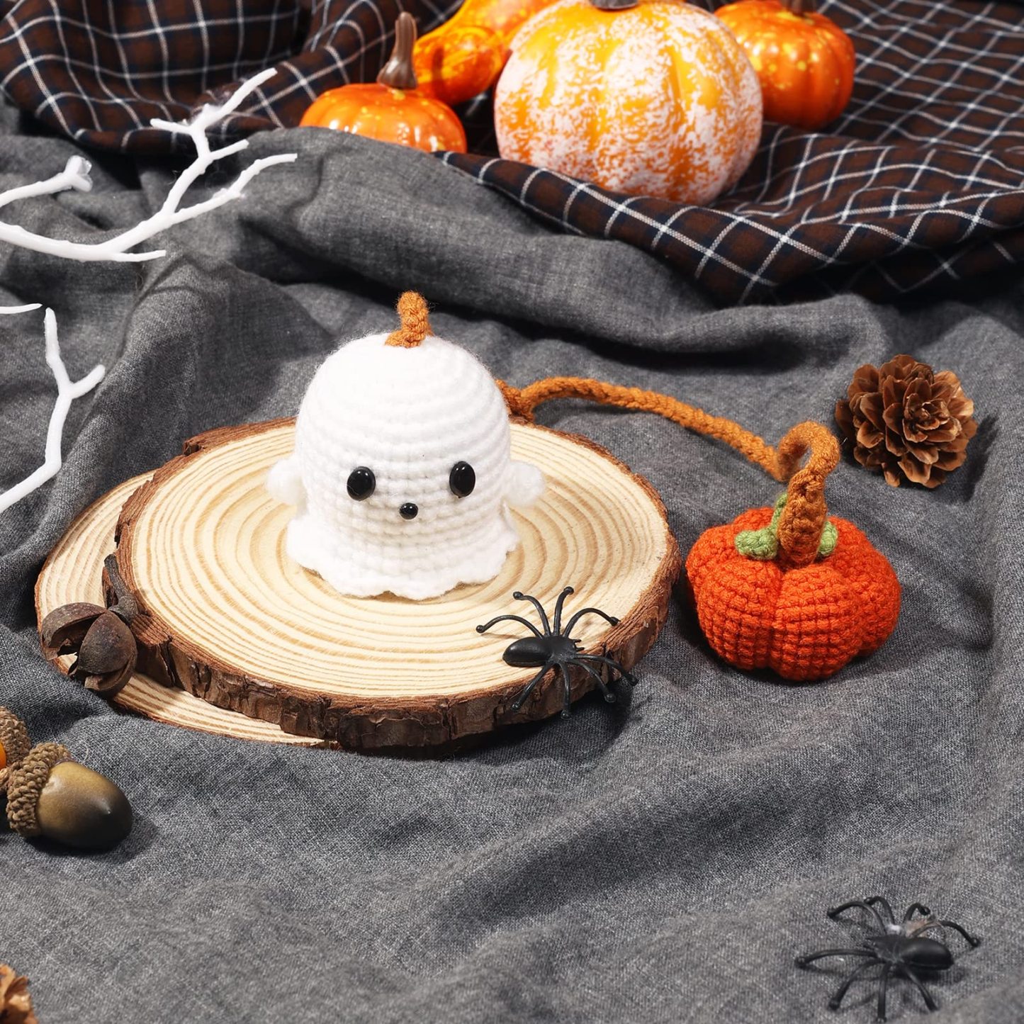 Adorno colgante de Halloween hecho a mano: Calabaza y fantasma de crochet