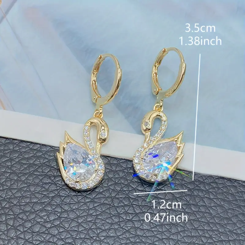 1 Dvojica luxusných náušníc s visiacimi labuť s šumivými kamienkami Elegantné zliatinové módne šperky pre ženy ideálne pre každodenné nosenie špeciálnych príležitostí Denné opotrebovanie zárobkov Sofistikovaný štýl Zložitý dizajn Novinky Novinky Podrobnosti 4