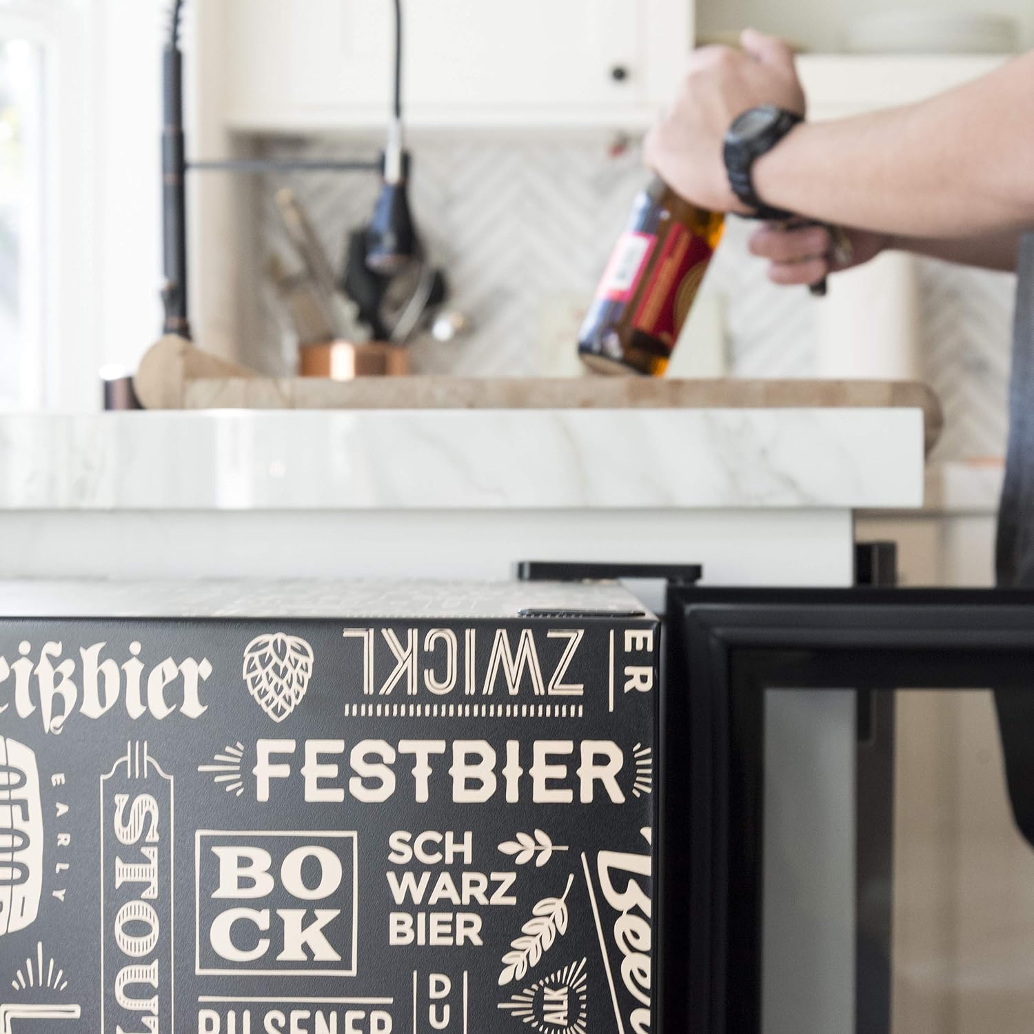 NewAir - Refrigerador de bebidas con capacidad para 126 latas - Minibar de cerveza con puerta de cristal, bisagra derecha - Enfría hasta 34 °F (1 °C) - AB-1200BC1 - Diseño de Cervezas del Mundo-Muñeca