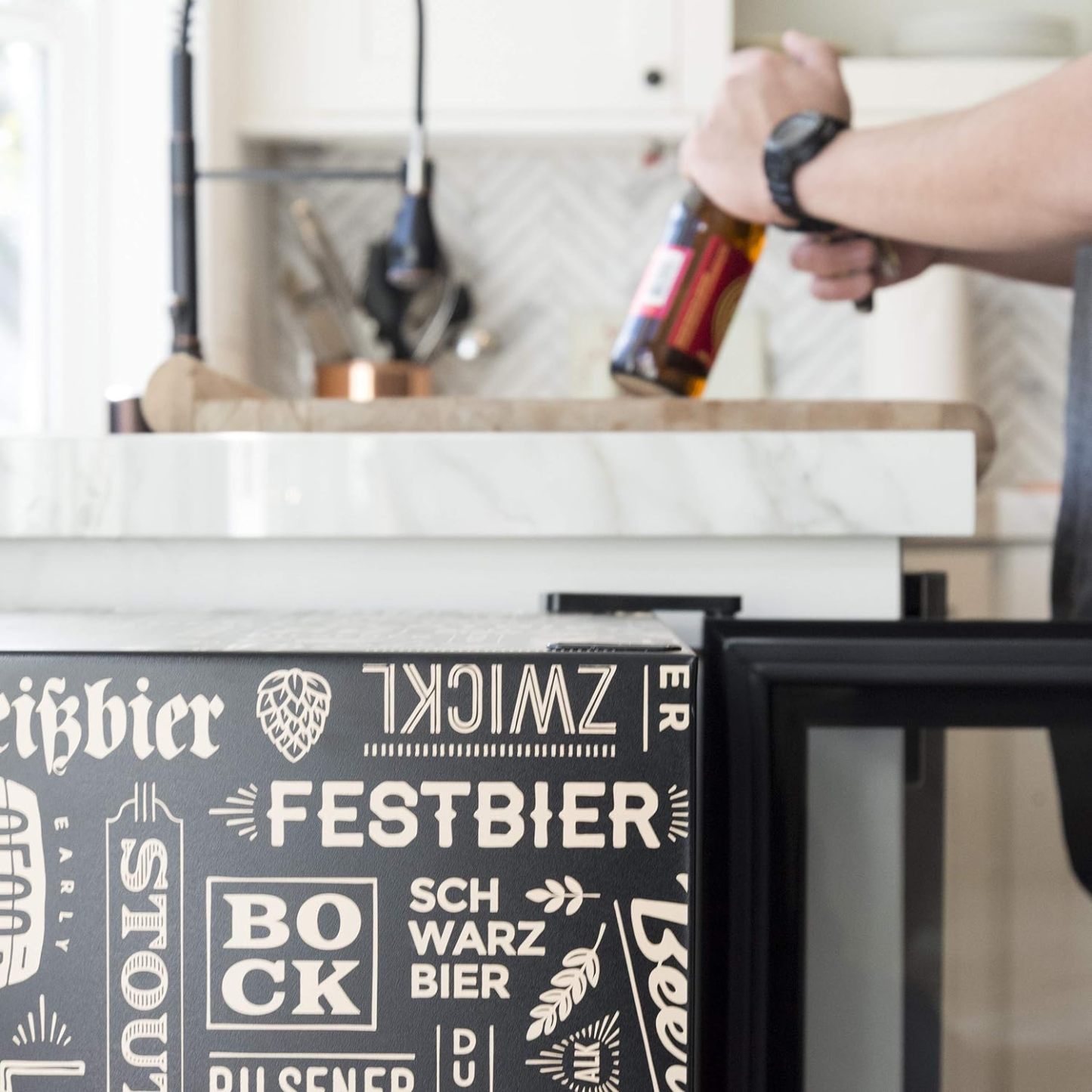NewAir - Refrigerador de bebidas con capacidad para 126 latas - Minibar de cerveza con puerta de cristal, bisagra derecha - Enfría hasta 34 °F (1 °C) - AB-1200BC1 - Diseño de Cervezas del Mundo-Muñeca