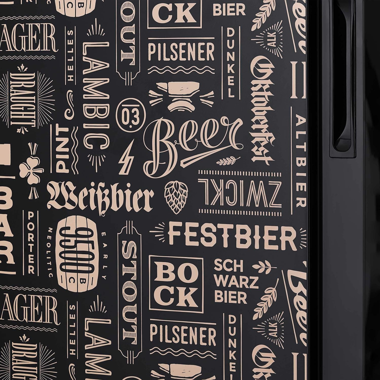 NewAir - Refrigerador de bebidas con capacidad para 126 latas - Minibar de cerveza con puerta de cristal, bisagra derecha - Enfría hasta 34 °F (1 °C) - AB-1200BC1 - Diseño de Cervezas del Mundo-Muñeca