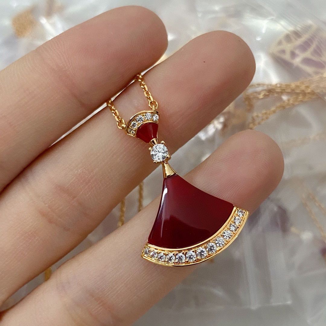 Agate fan-shaped dress necklace for women, 18k diamond studded, light luxury, fashionable white ins, mother of pearl collarbone chain
