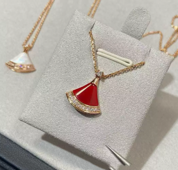 Agate fan-shaped dress necklace for women, 18k diamond studded, light luxury, fashionable white ins, mother of pearl collarbone chain