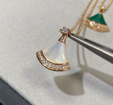 Agate fan-shaped dress necklace for women, 18k diamond studded, light luxury, fashionable white ins, mother of pearl collarbone chain