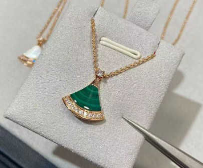 Agate fan-shaped dress necklace for women, 18k diamond studded, light luxury, fashionable white ins, mother of pearl collarbone chain