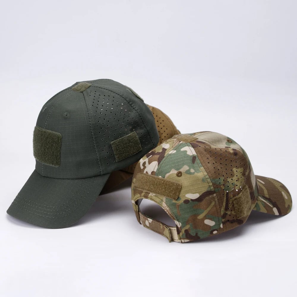 Frontansicht der Camouflage-Baseballkappe mit vollem Schirm und bedrucktem Design