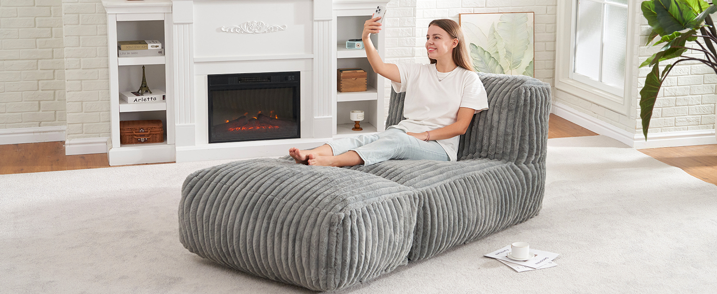 It‘s a great choice for you to sit on the sofa to selfie