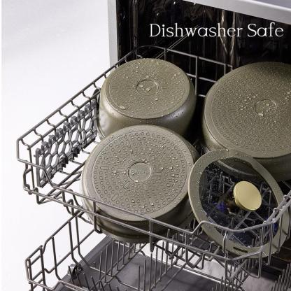 Juego de utensilios de cocina de cerámica Carote de 23 piezas en color verde oliva con mangos desmontables; set de ollas y sartenes antiadherentes, ideal para cocinas de autocaravanas.