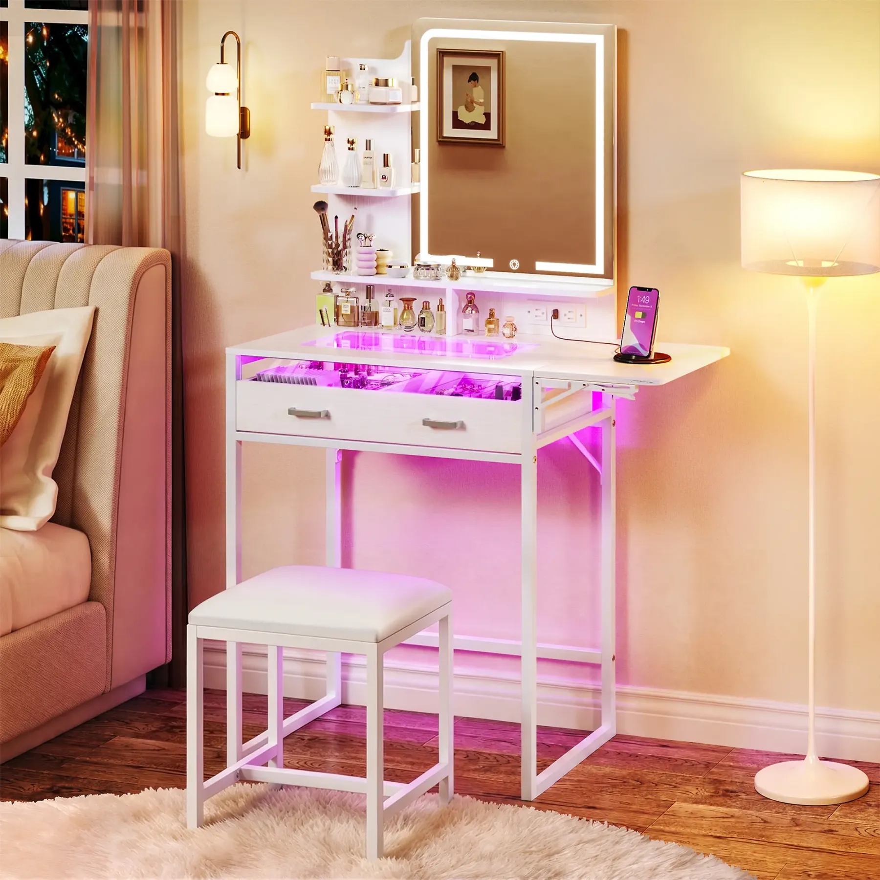 Tocador de maquillaje con espejo y luces, tocador pequeño con cajón de almacenamiento de tela, silla y estantes; tocador blanco con panel abatible y toma de corriente para dormitorio.