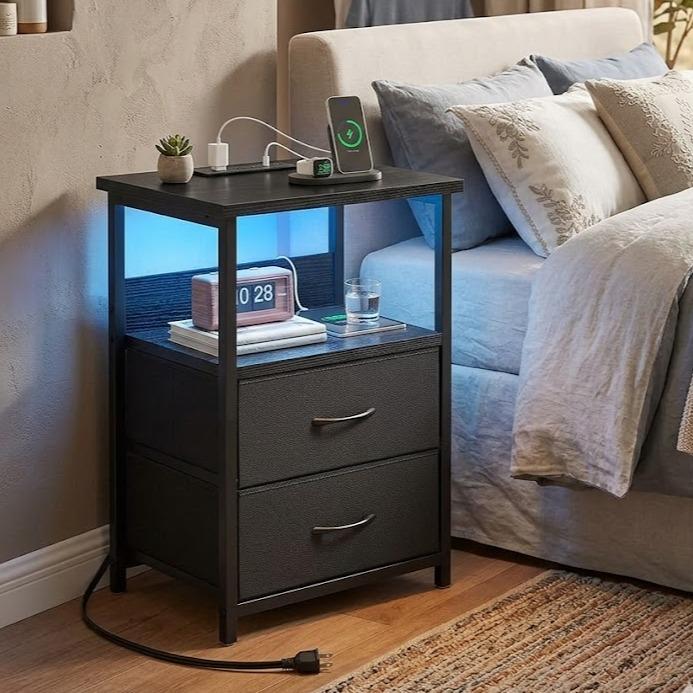 Mesa de Noche con Estación de Carga y Luz LED, con Puertos USB y Tomacorrientes, 2 Cajones de Tela y Acabado en PU, Buró Moderno Negro con Almacenamiento