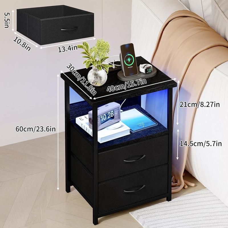 Mesa de Noche con Estación de Carga y Luz LED, con Puertos USB y Tomacorrientes, 2 Cajones de Tela y Acabado en PU, Buró Moderno Negro con Almacenamiento