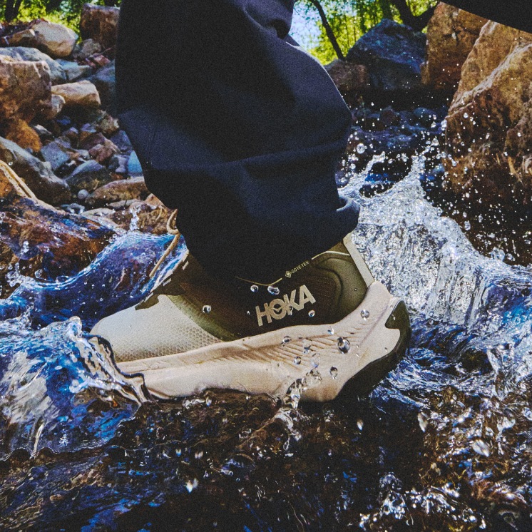 Transport Hike splashed in a puddle