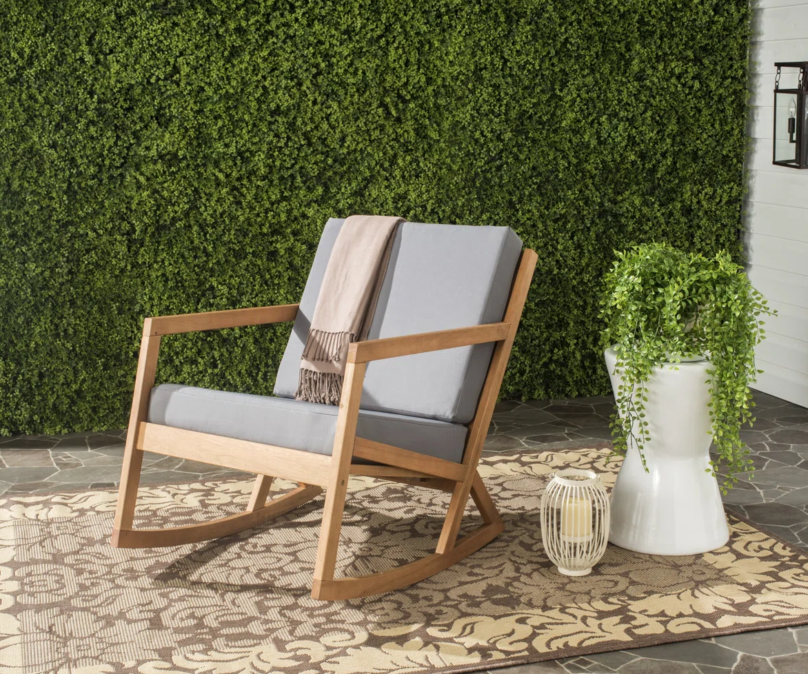 Kyron – Fauteuil à bascule extérieur en bois d’eucalyptus avec coussins