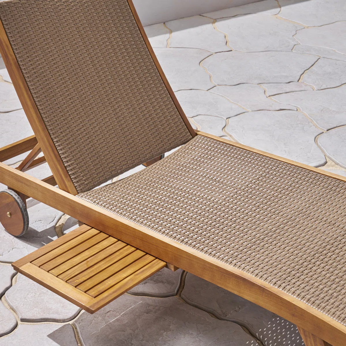 Verano – Lot de 2 chaises longues d’extérieur en bois d’acacia et résine tressée