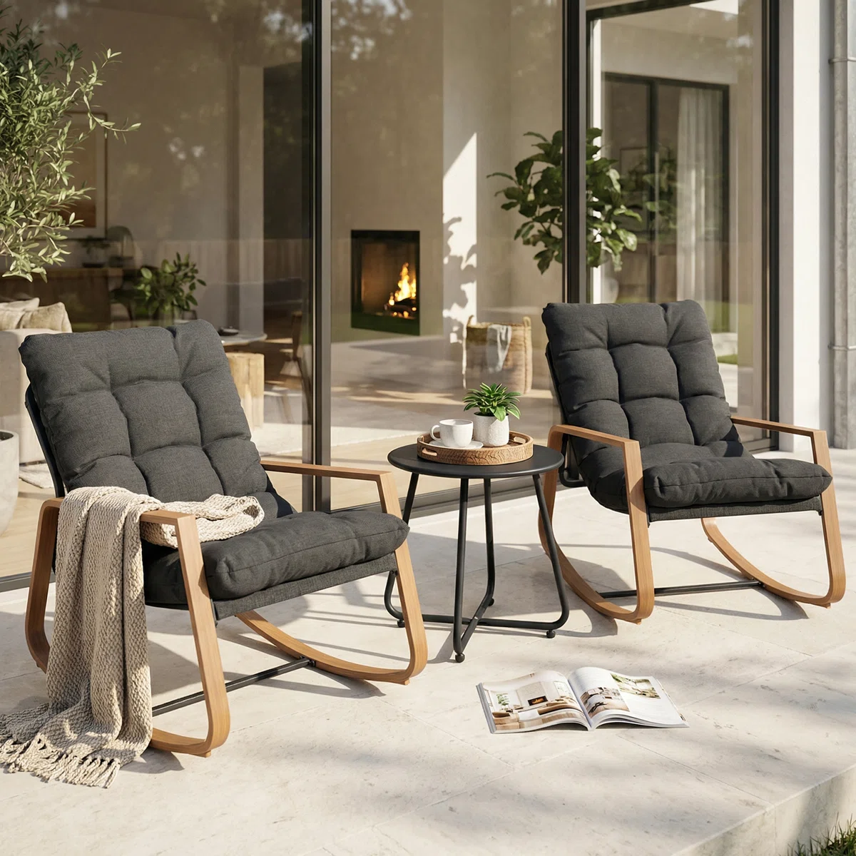 Luna Rock – Ensemble fauteuils à bascule extérieur 3 pièces avec table et coussins