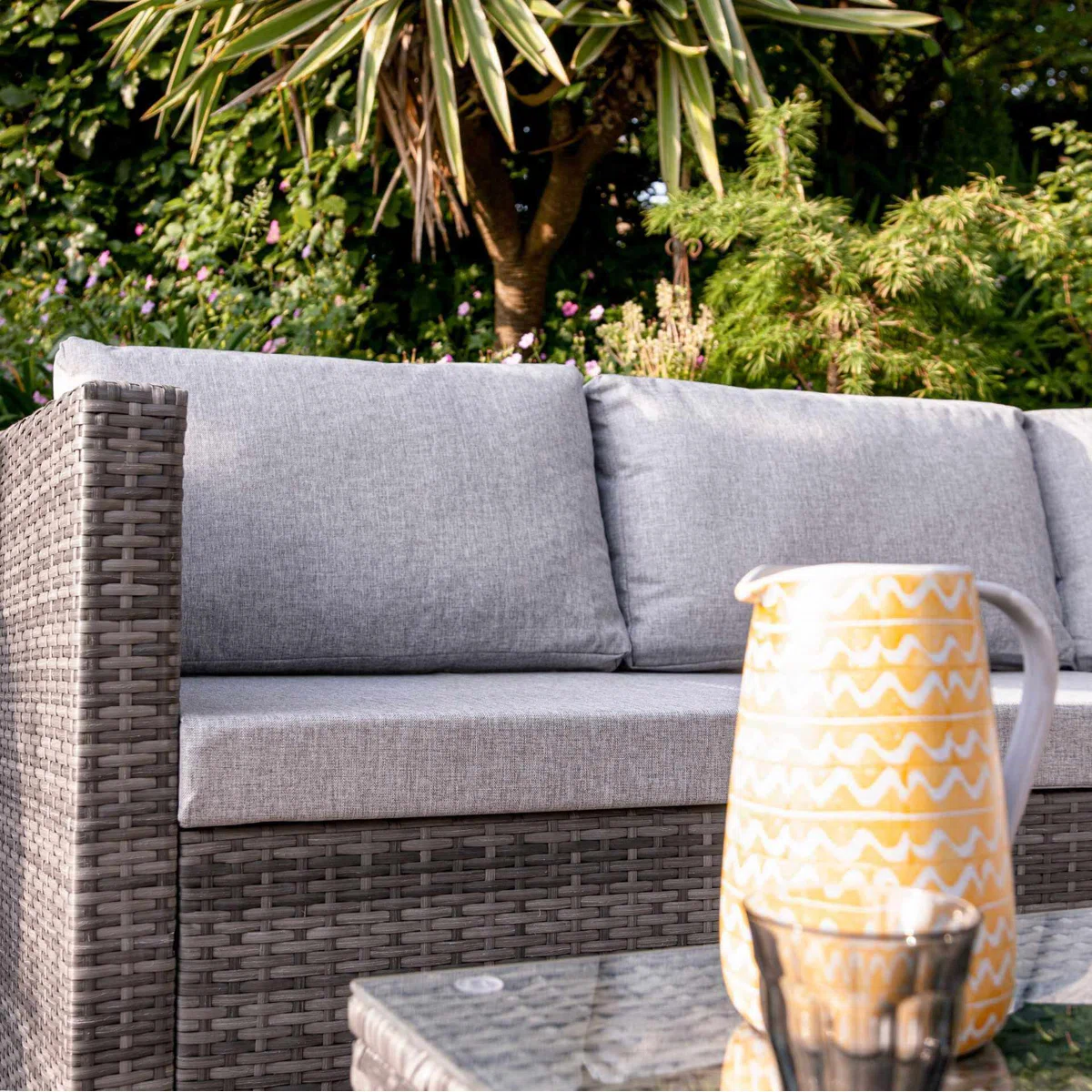 Luviana – Salon de Jardin 4 Places en Rotin Résistant Toutes Saisons avec Coussins Confort Premium