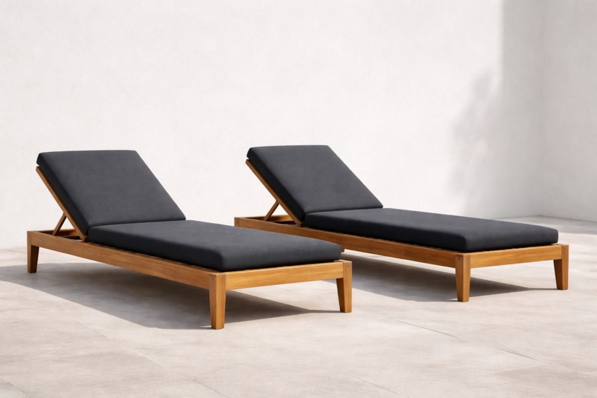 2er Set Gartenliegen aus Holz mit dunkelgrauen Kissen
