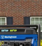 Westinghouse WGen9500DF generador de combustible dual portátil frente a una casa.