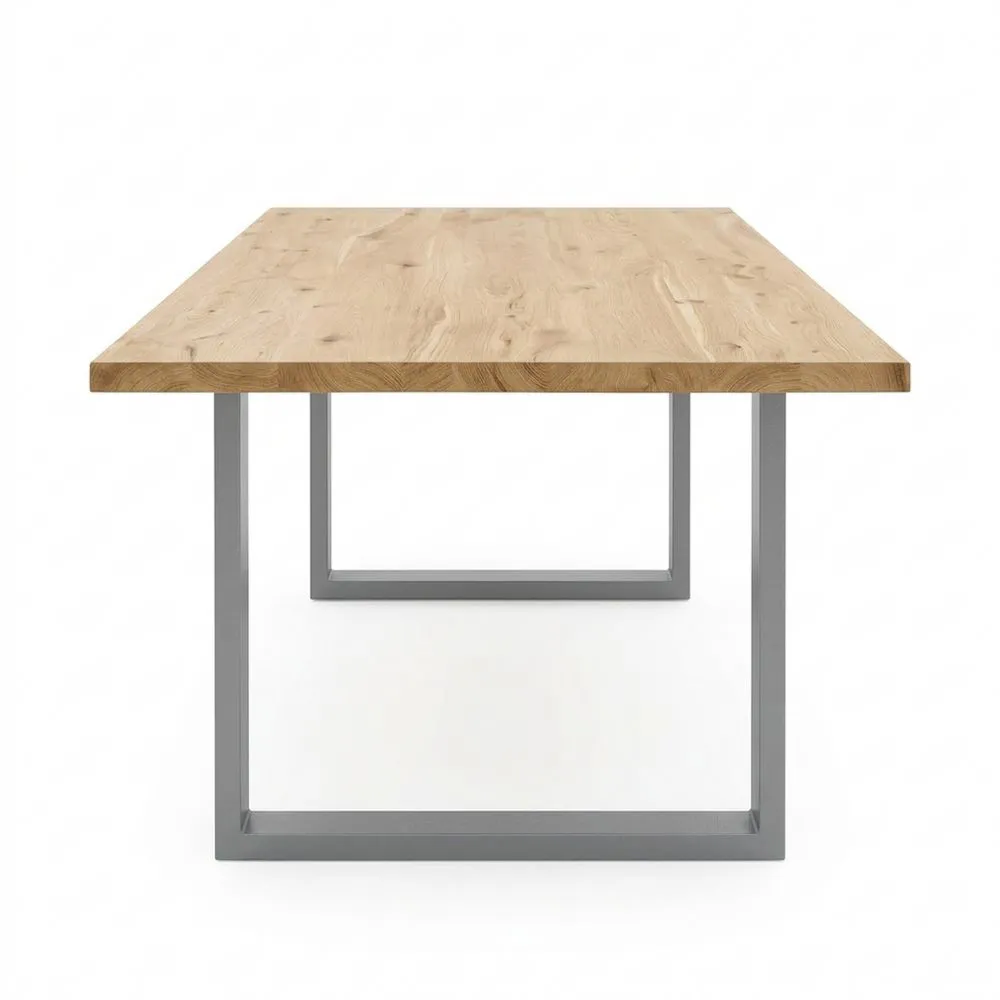 Massiver Esstisch aus Akazienholz mit Baumkante und U-Gestell