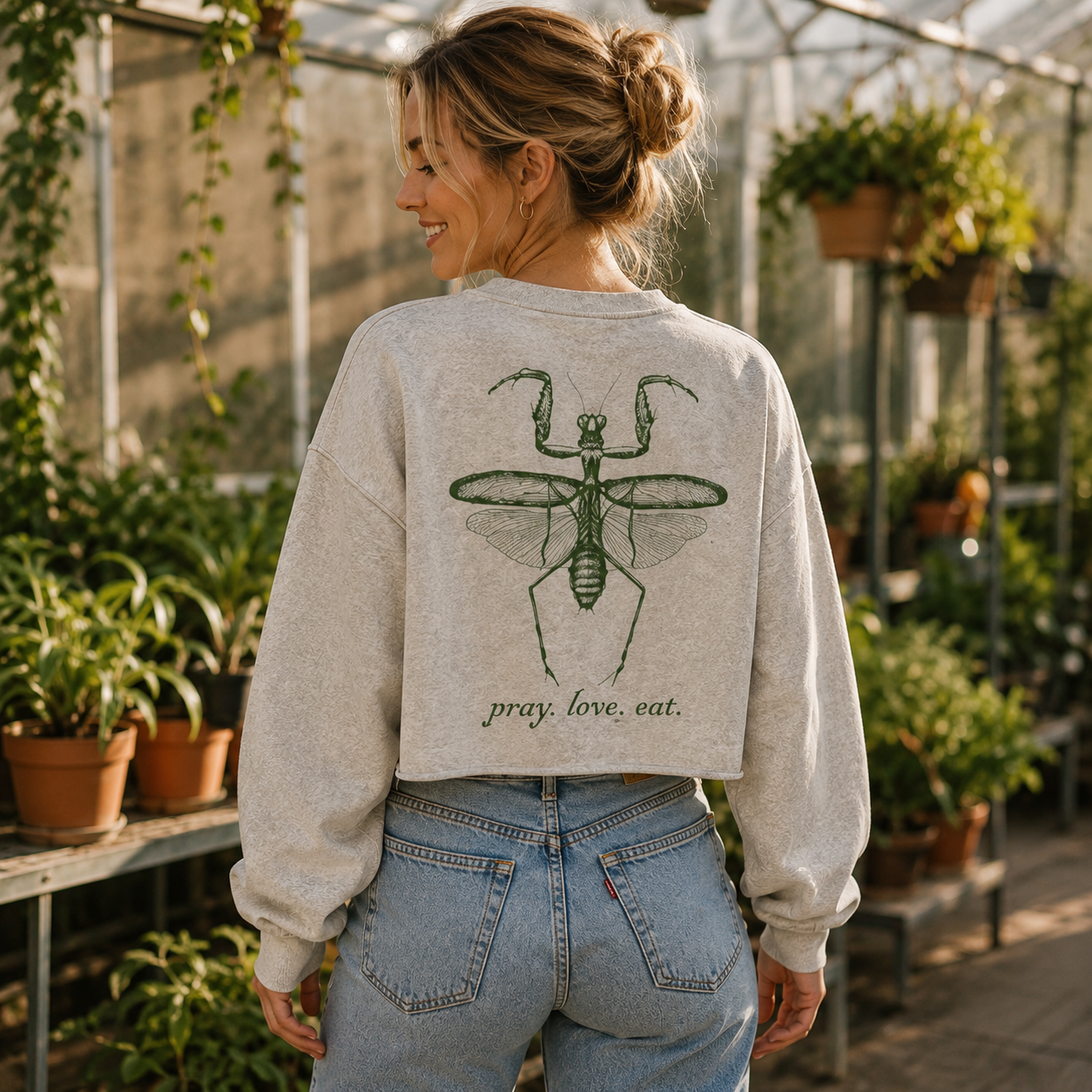 Prey Love Eat Praying Mantis Women's Washed Cropped Sweatshirt