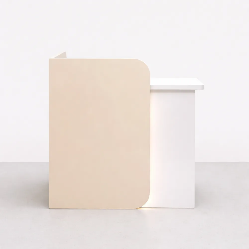 Bancone reception elegante per spazi commerciali e uffici