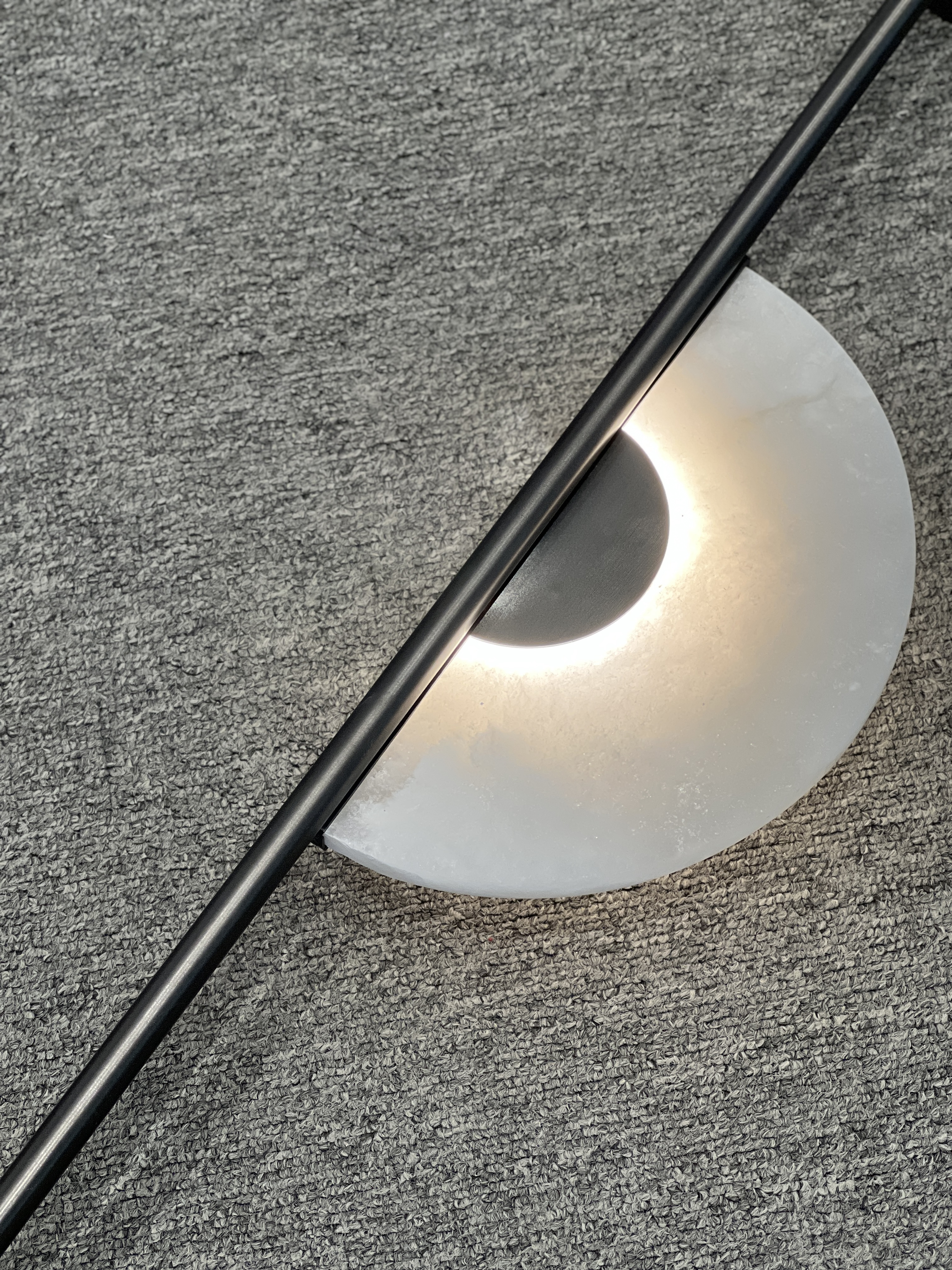 CASA Lighting Vertical Alabaster Wall Sconce | Black Metal & Natural Stone