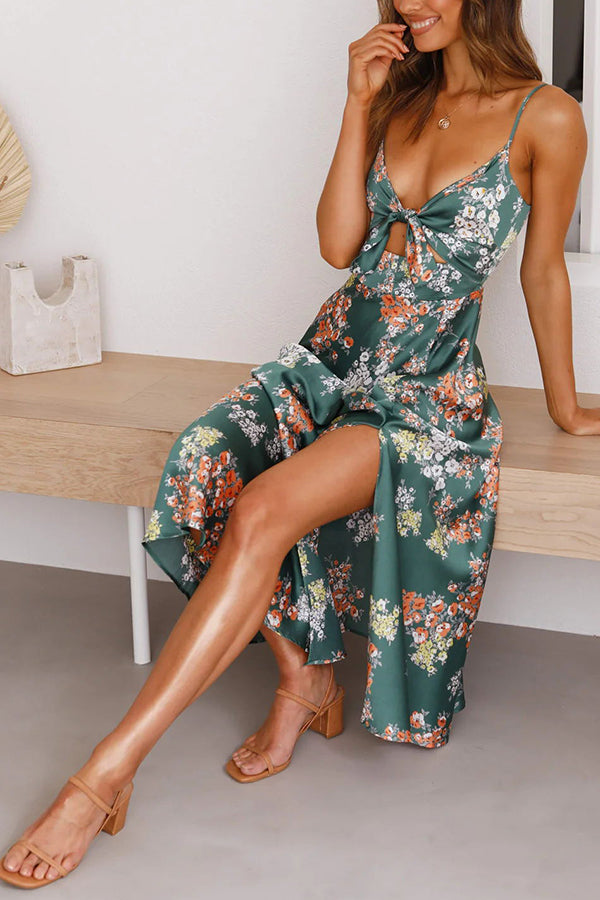 Satin-Midikleid mit floralem Muster, Bindeband und Schlitz