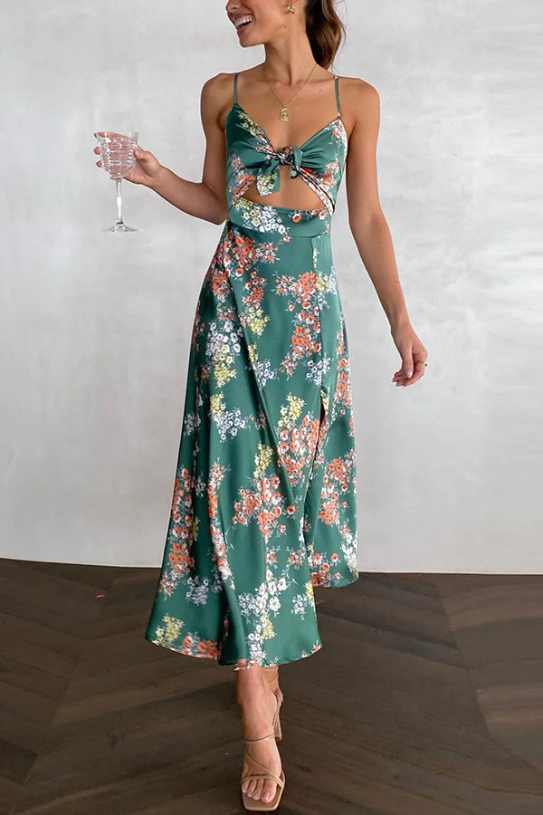 Satin-Midikleid mit floralem Muster, Bindeband und Schlitz